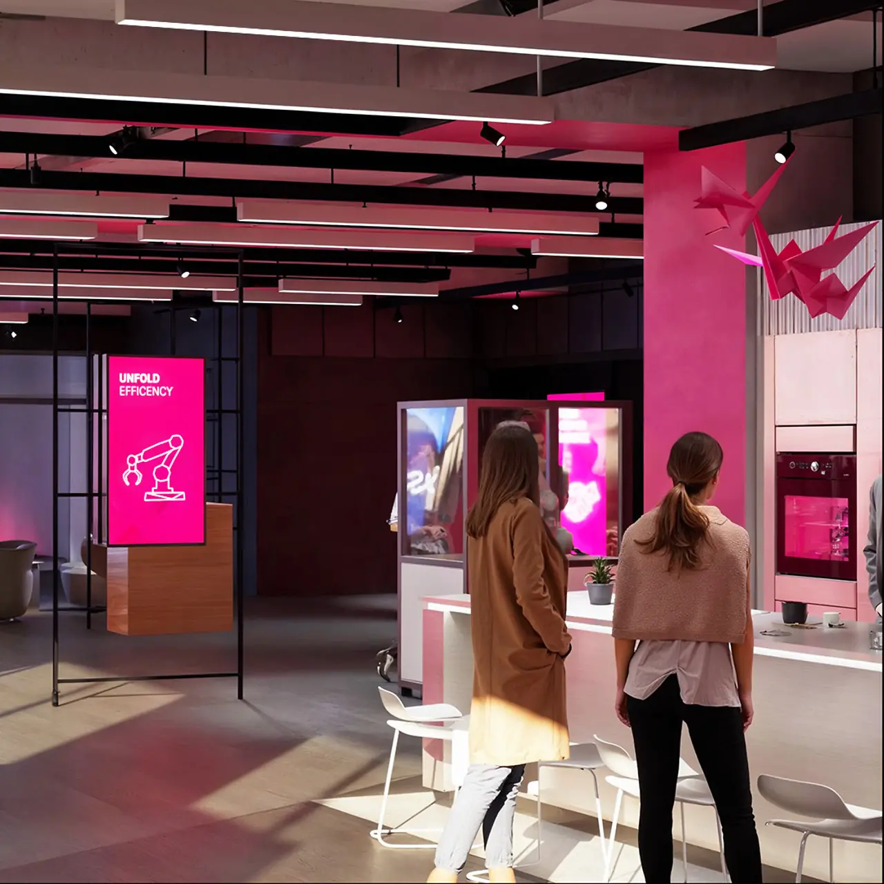 Innovation Center München mit Bildschirmen, Tischen und Stühlen