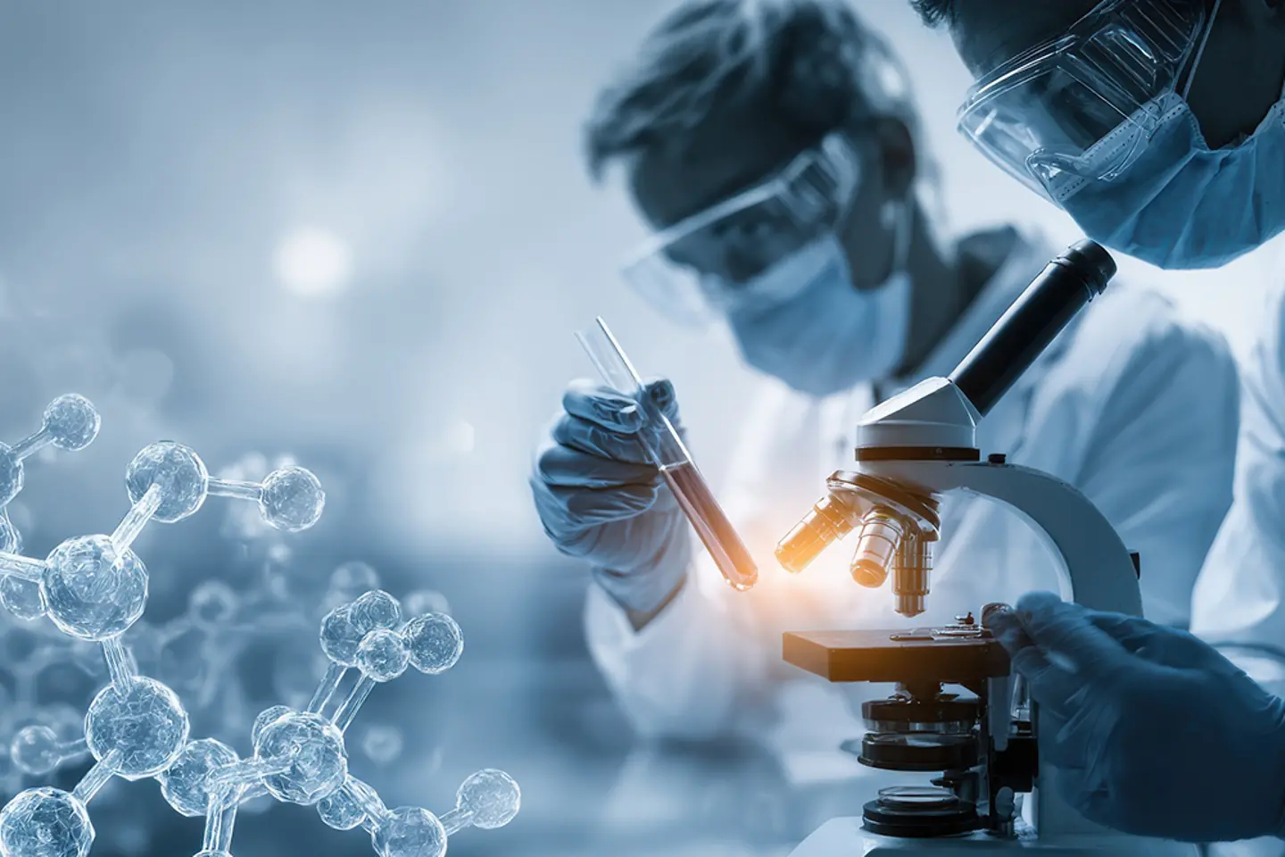 Wissenschaftler bei der Arbeit mit Reagenzglas und Mikroskop