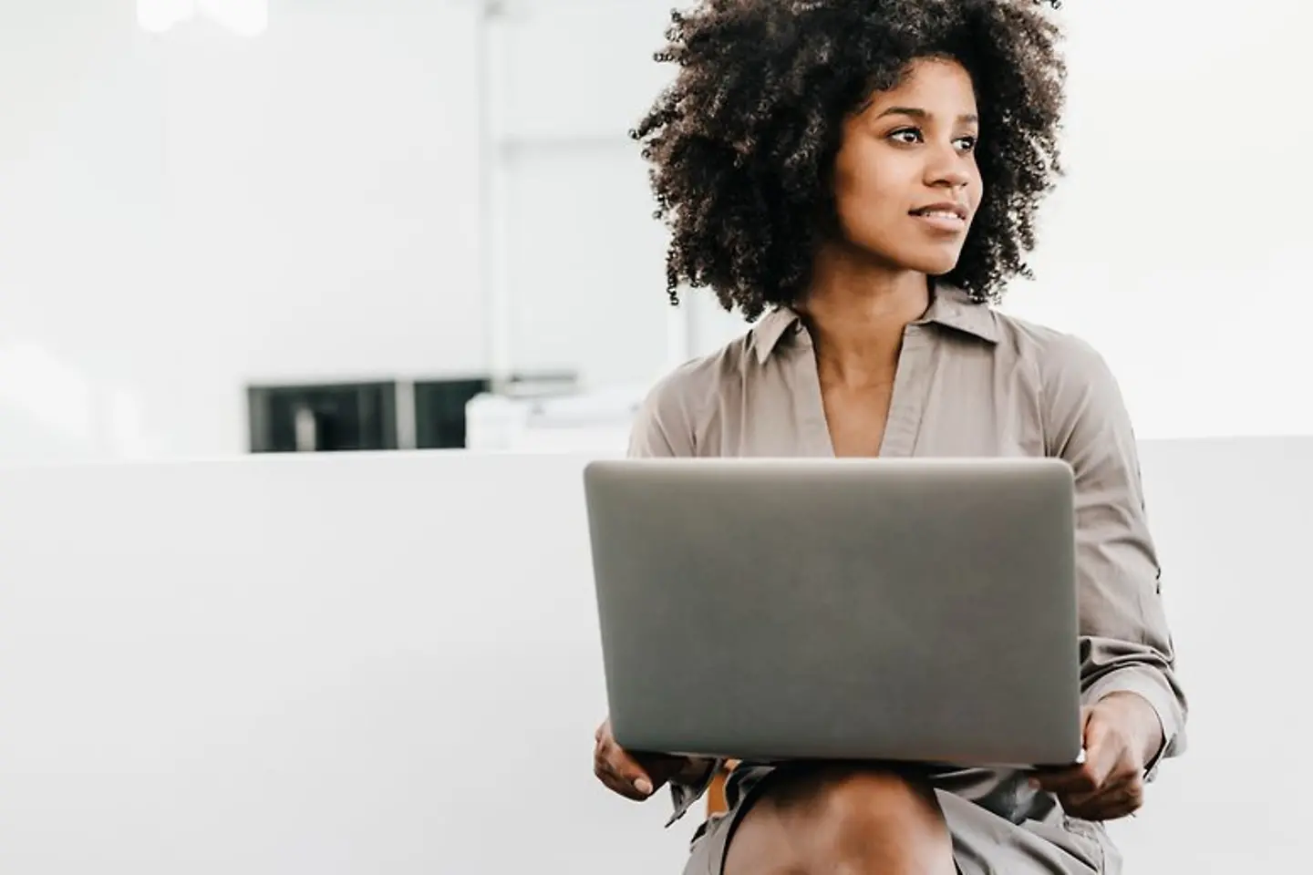 Zakenvrouw met laptop op kantoor